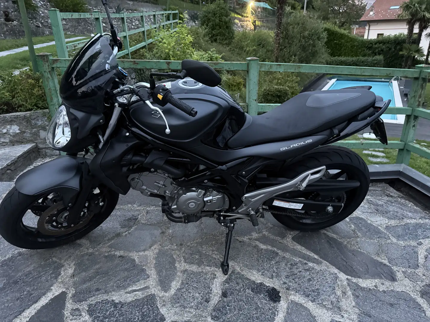 Suzuki Gladius 650 ABS/marmitta Yoshimura/frecce e cupolino Barracuda - 1