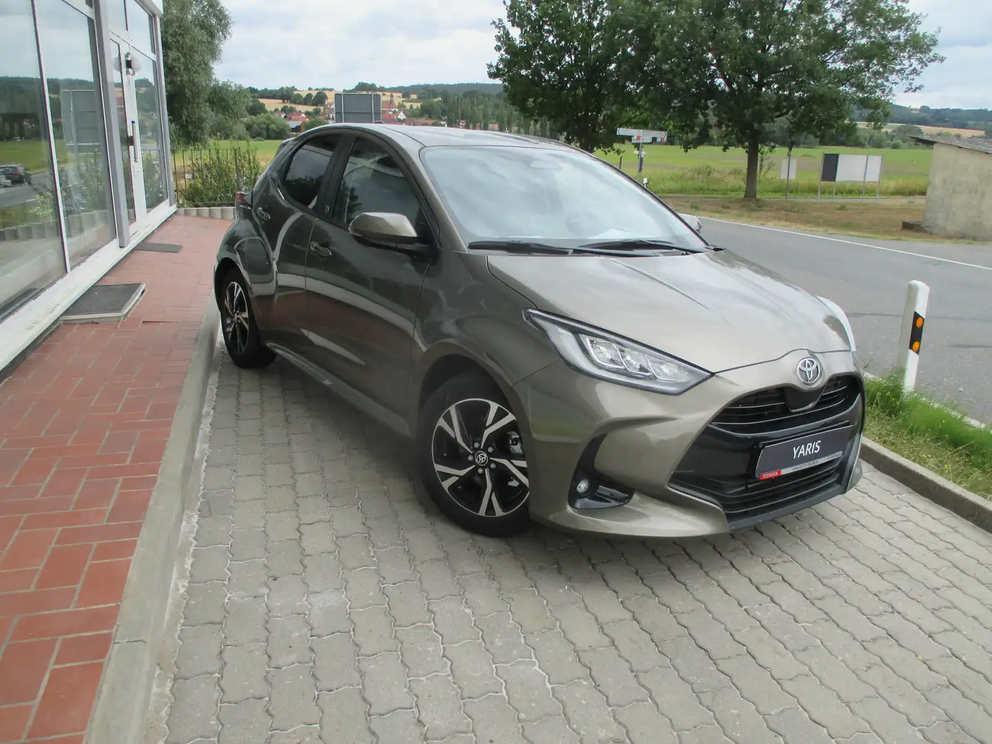 Toyota Yaris Hybrid 5-tg. FL 25  Team D Bronze - 1