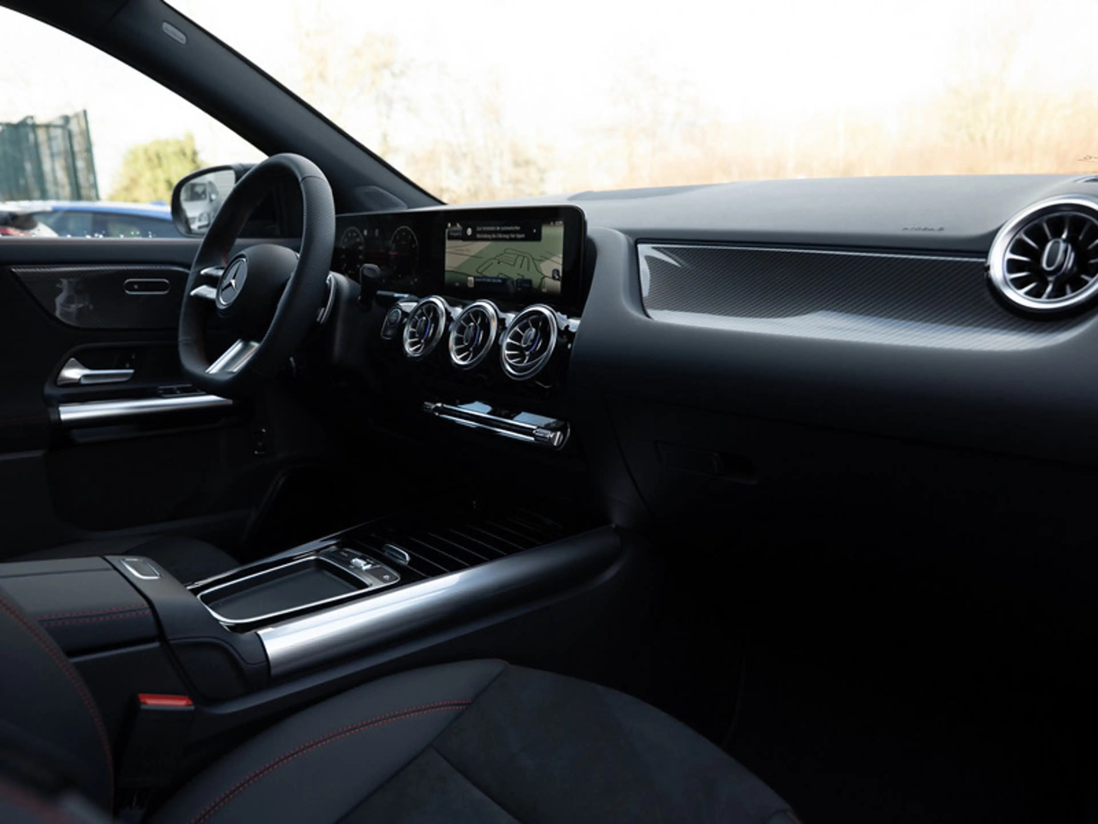 Mercedes-Benz GLA 200 AMG-Sport/MLB/Pano/Night/AHK/Distr/Sound — photo 3