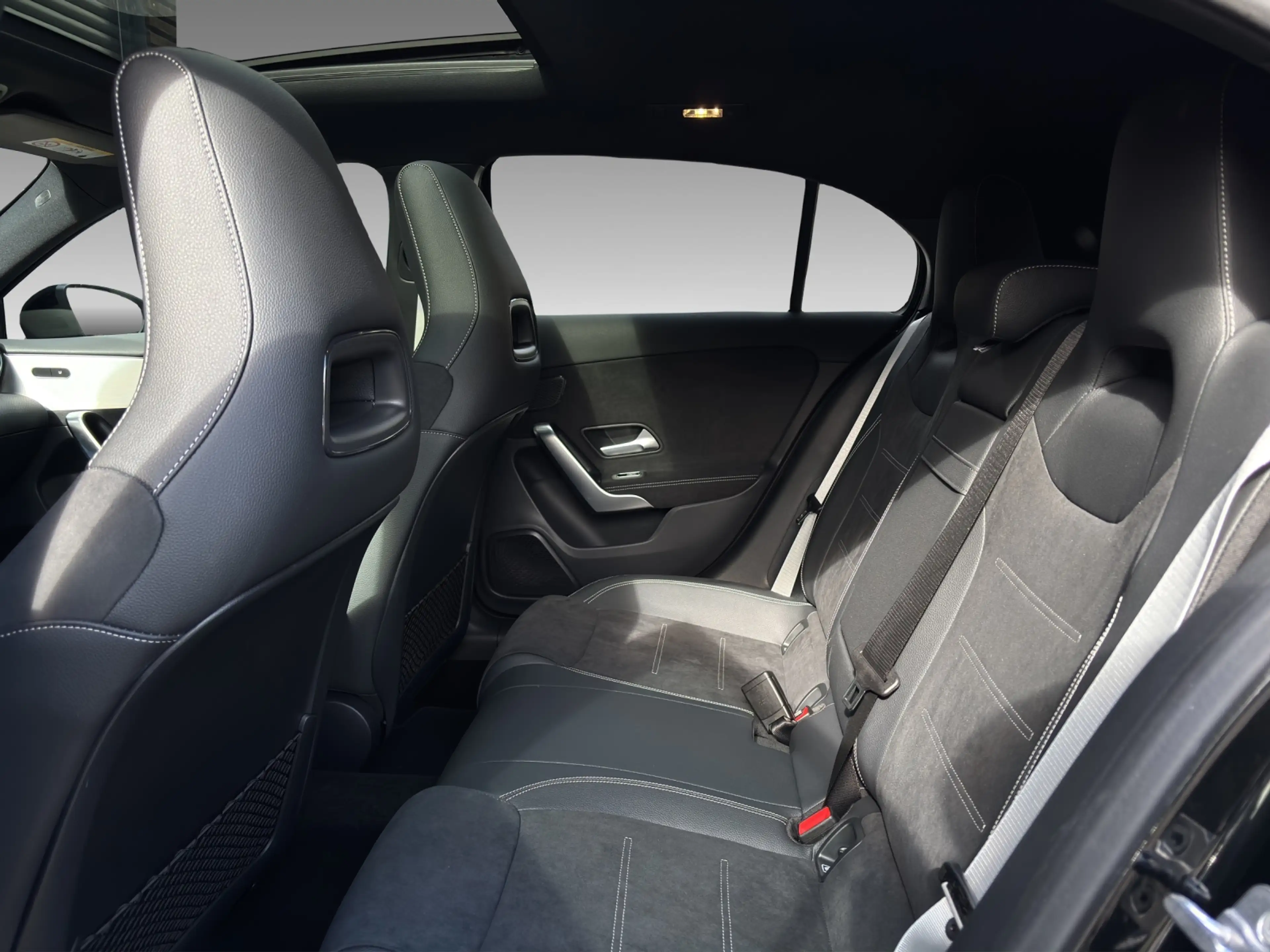 Mercedes-Benz A 220 4M AMG Adv Plus Mulitbeam Pano Night — photo 15
