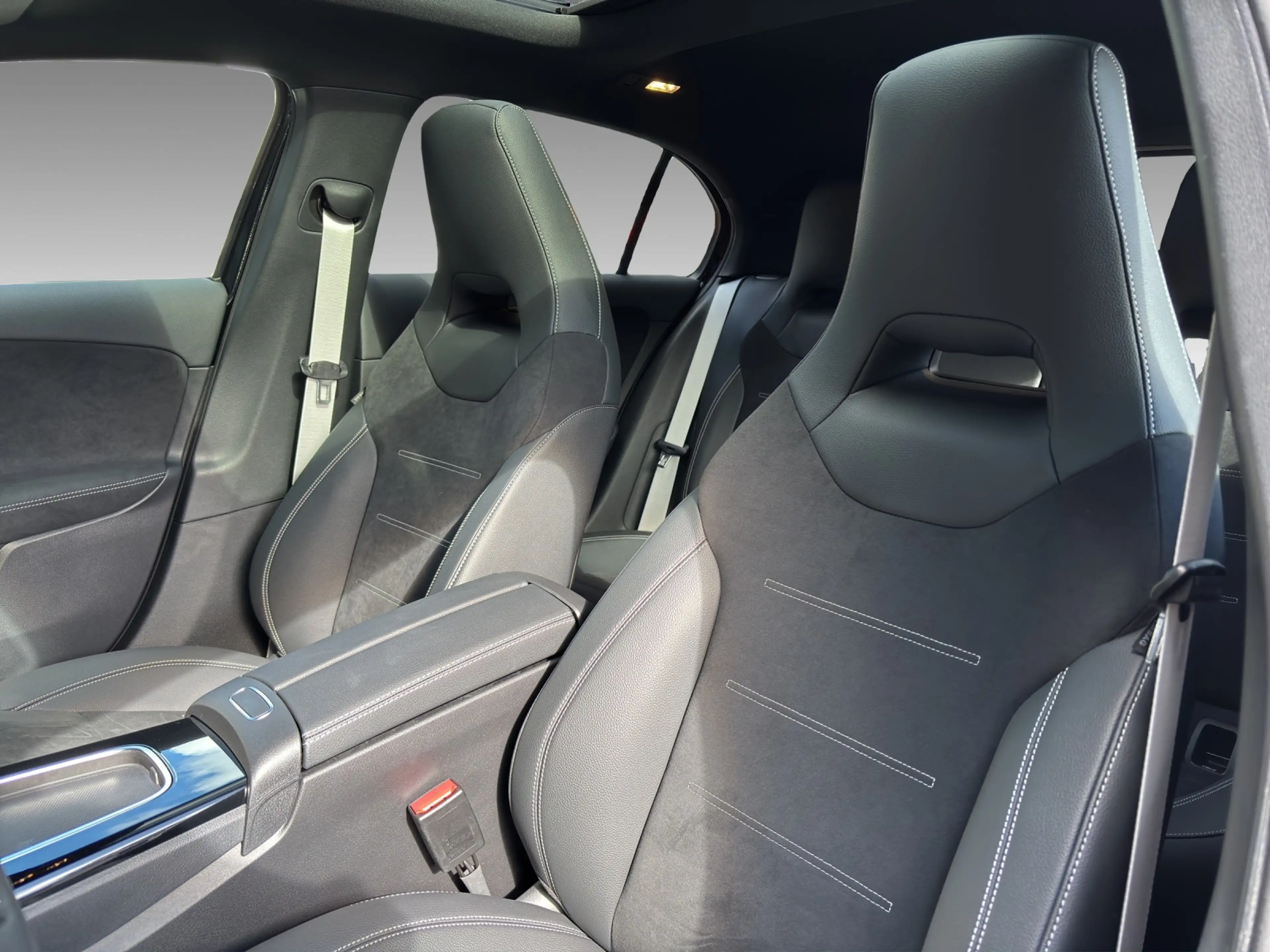 Mercedes-Benz A 220 4M AMG Adv Plus Mulitbeam Pano Night — photo 10