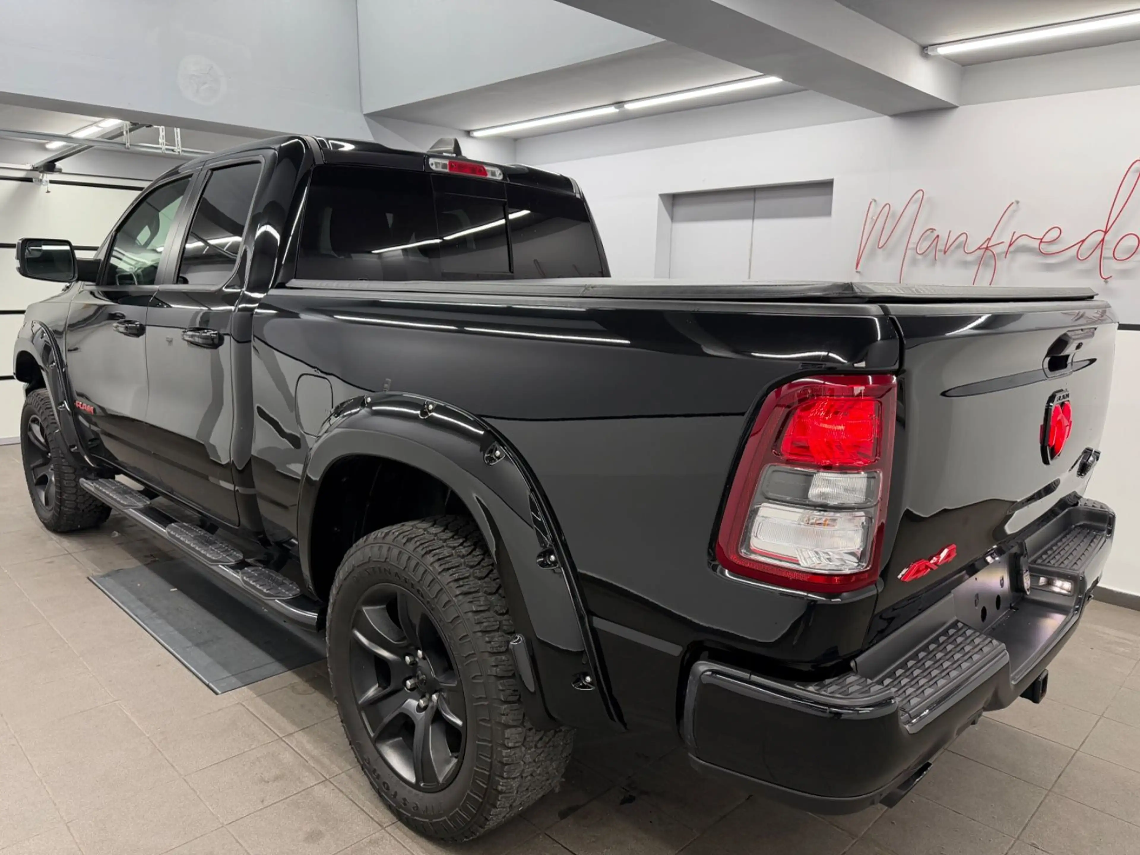 Dodge RAM 1500 5.7 V8 4X4 BigH QuadC*Lv2*Night Edition — photo 4