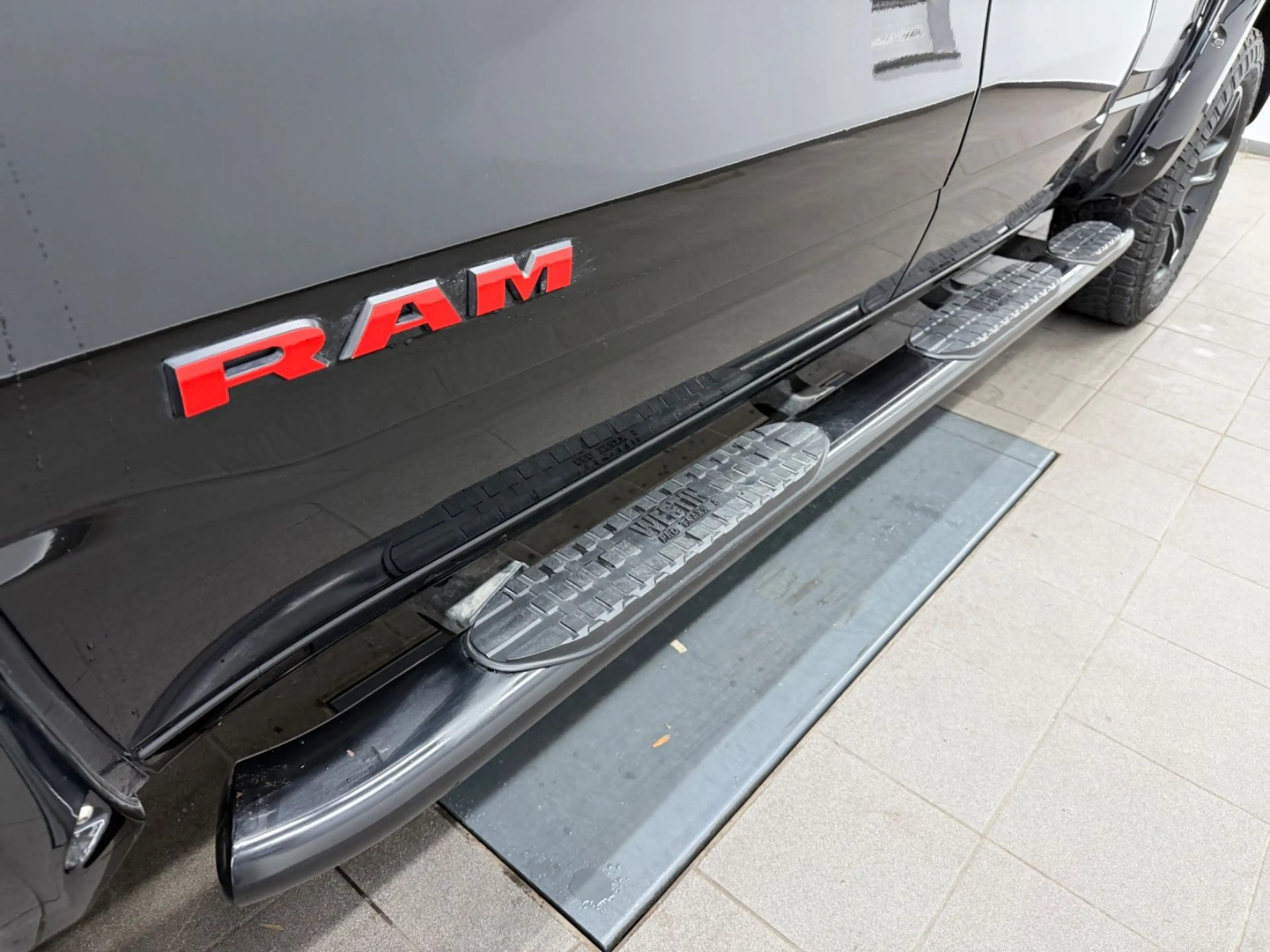 Dodge RAM 1500 5.7 V8 4X4 BigH QuadC*Lv2*Night Edition — photo 11