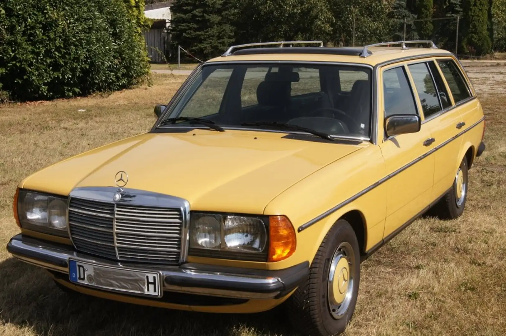 Mercedes-Benz 230 TE Yellow - 1