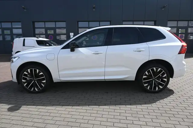 Volvo XC60 view 3