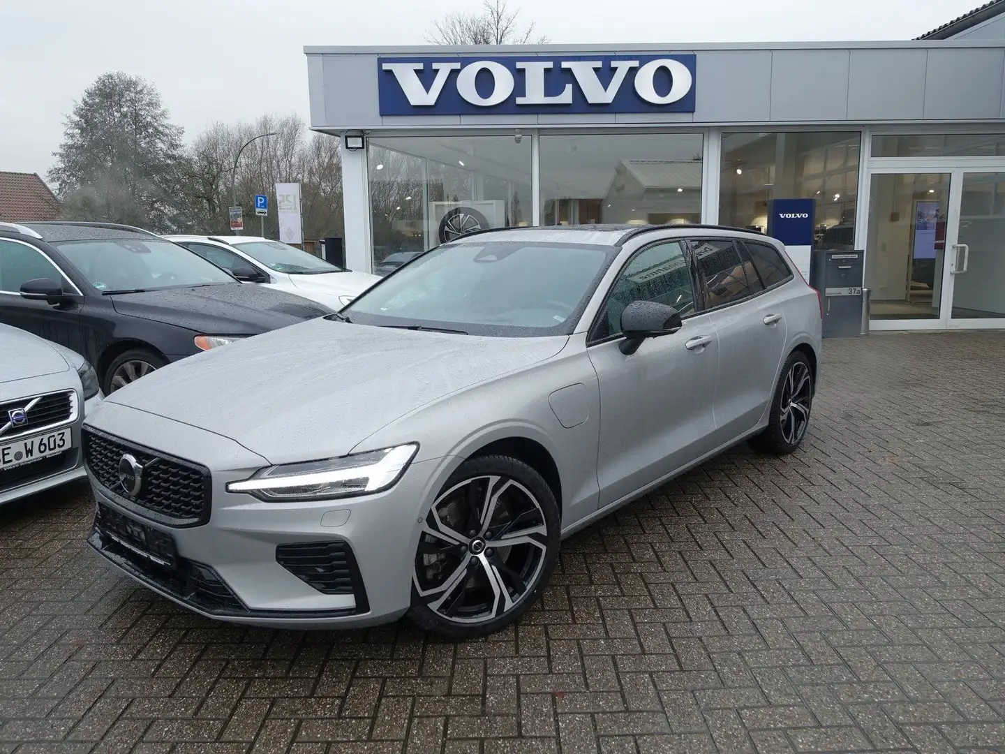 Volvo V60 Ultra Dark T8 AWD B&W/HUD/360°/KAM/MASSAGE Silber - 1