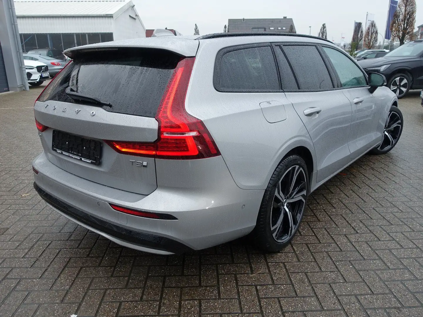 Volvo V60 Ultra Dark T8 AWD B&W/HUD/360°/KAM/MASSAGE Silber - 2
