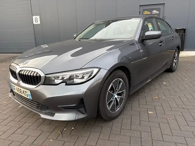 BMW 318 d 15620 HTVA/1er main/NAV/BVA/PDC Full service BMW