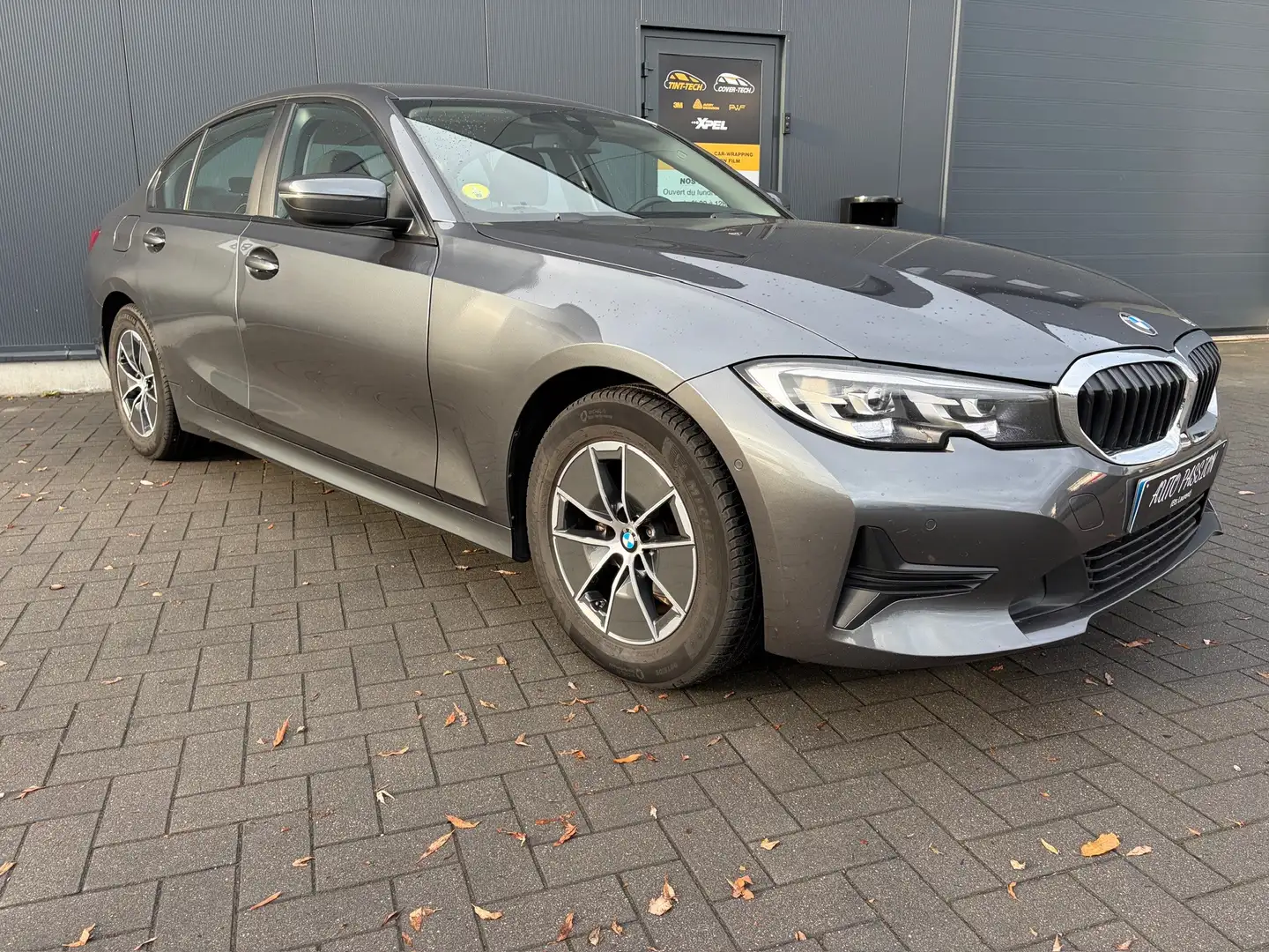 BMW 318 d 16900 HTVA/1ERmain/NAV/BVA/PDC Grijs - 2