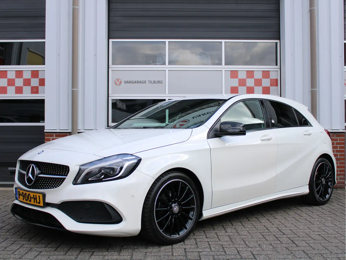 Mercedes-Benz A 180 AMG Night Edition Plus /NAVI/Camera/PDC/Leder/18'L Wit - 1