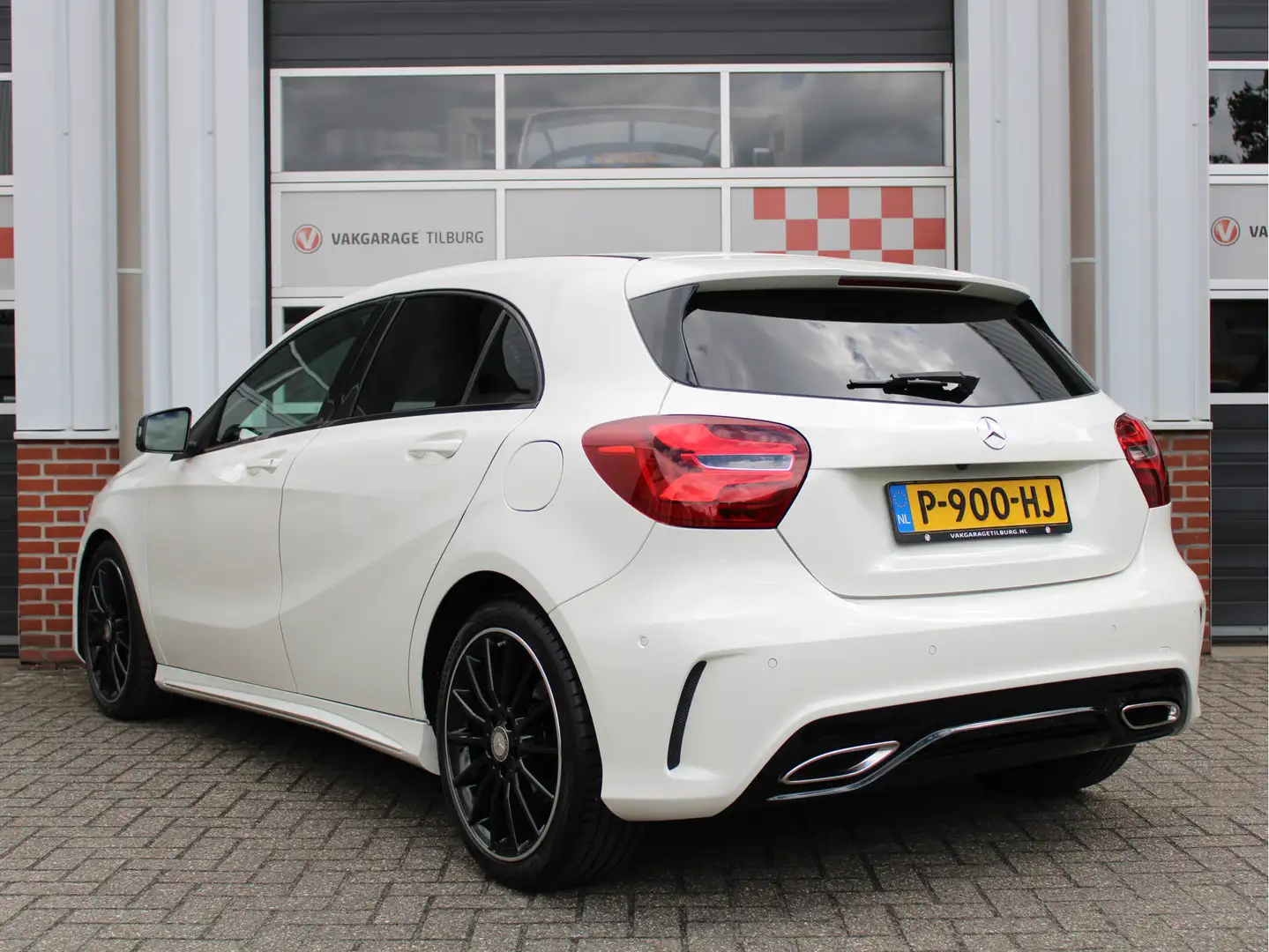 Mercedes-Benz A 180 AMG Night Edition Plus /NAVI/Camera/PDC/Leder/18'L Wit - 2