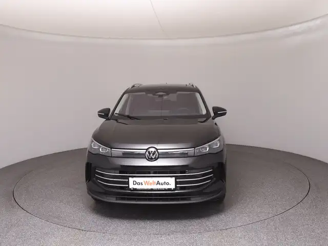 Volkswagen Tiguan view 3