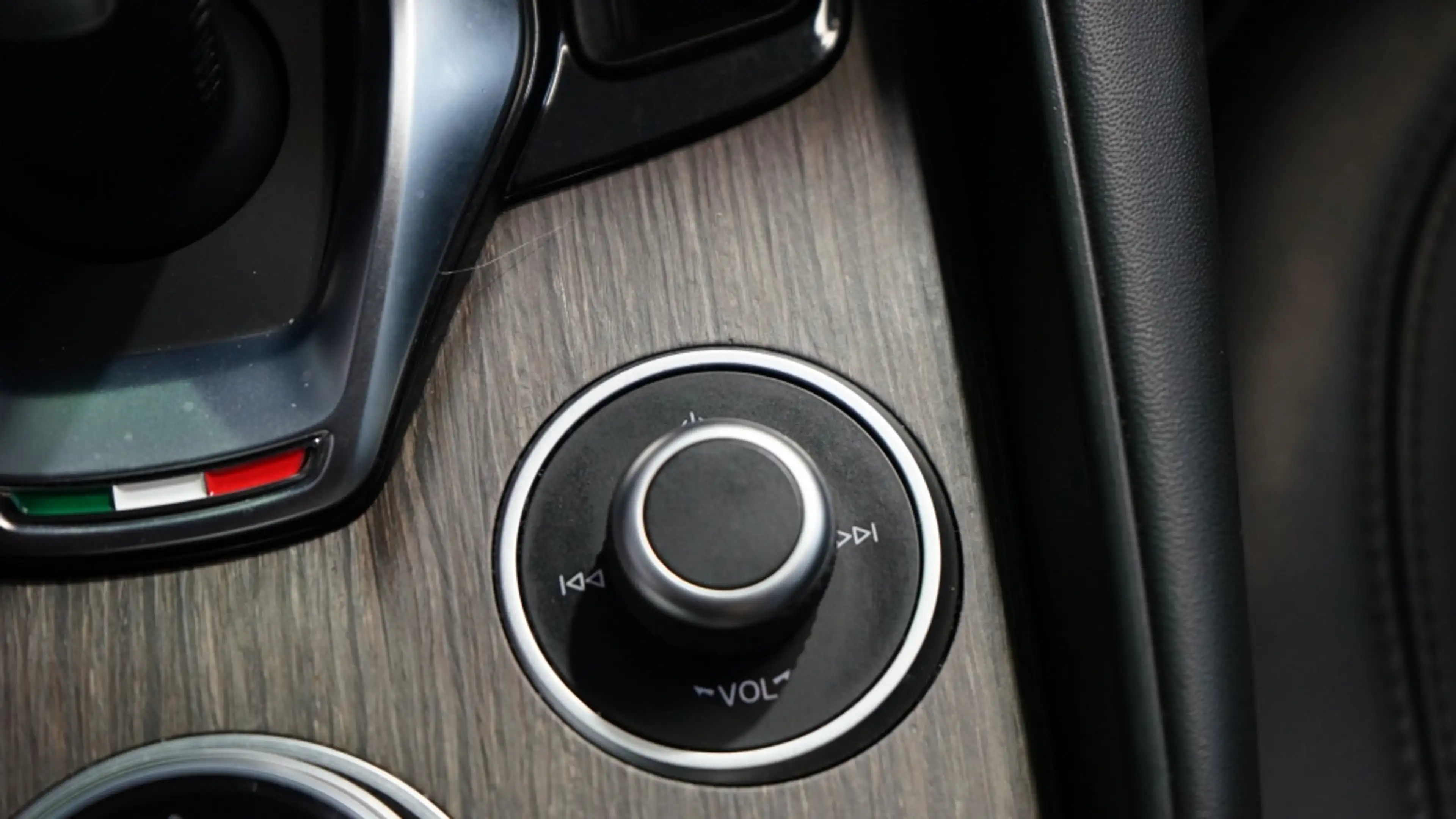 Alfa Romeo Giulia 2.0T TI | Flippers | Leer | H&K | Leder dash | Tre — photo 39