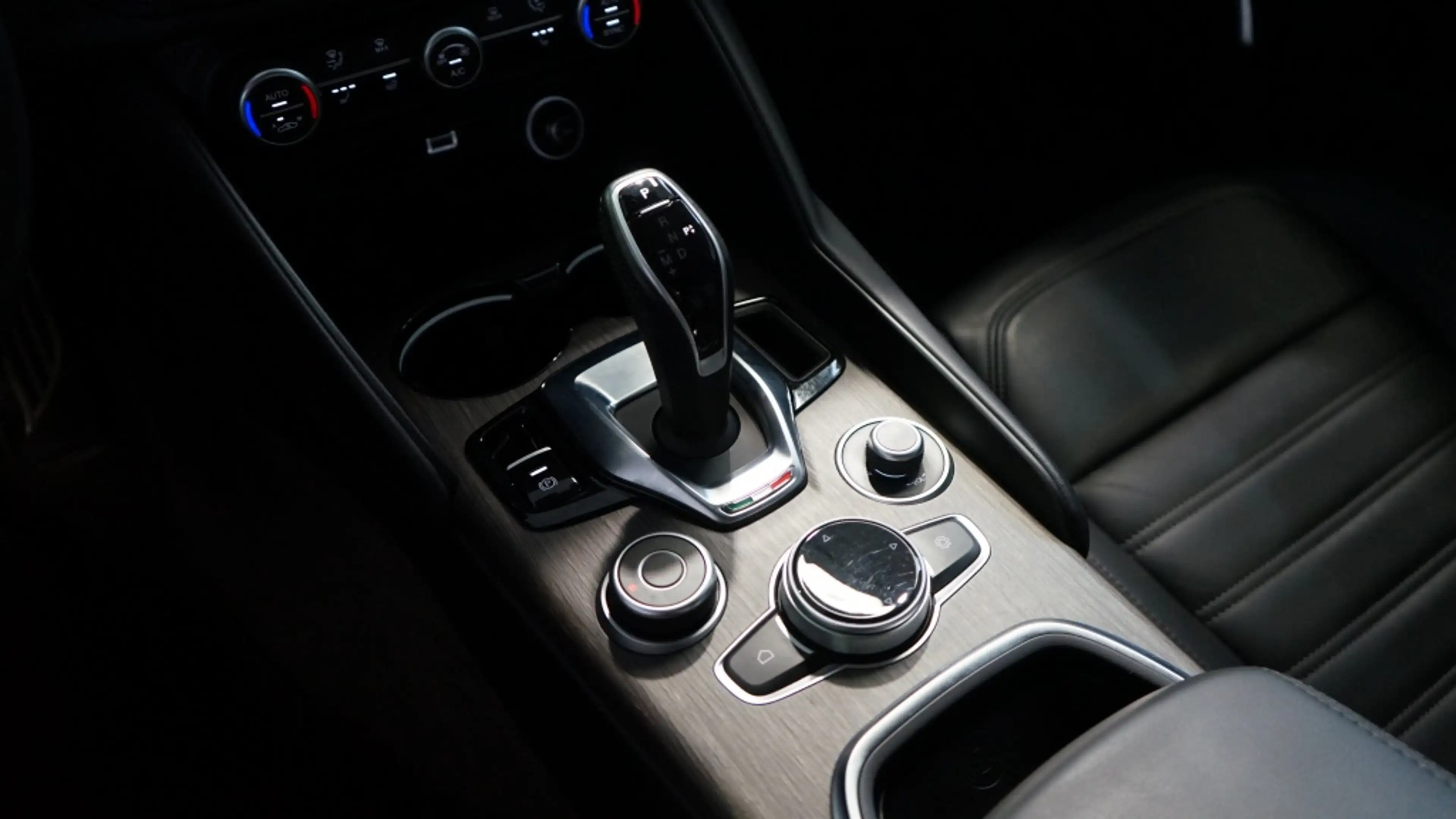 Alfa Romeo Giulia 2.0T TI | Flippers | Leer | H&K | Leder dash | Tre — photo 36
