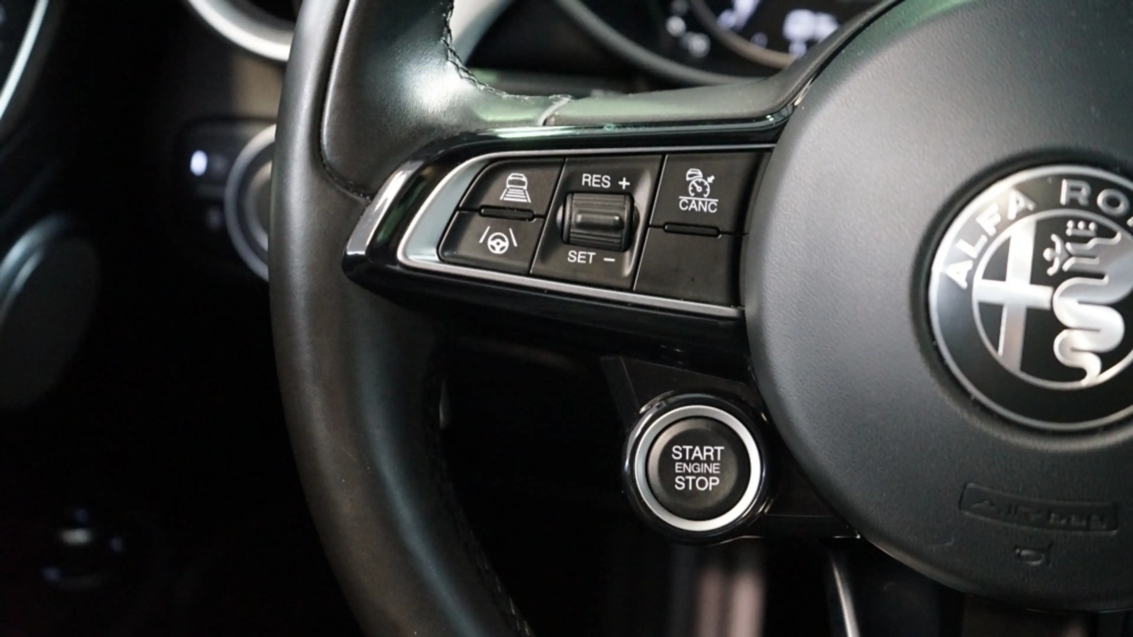 Alfa Romeo Giulia 2.0T TI | Flippers | Leer | H&K | Leder dash | Tre — photo 28