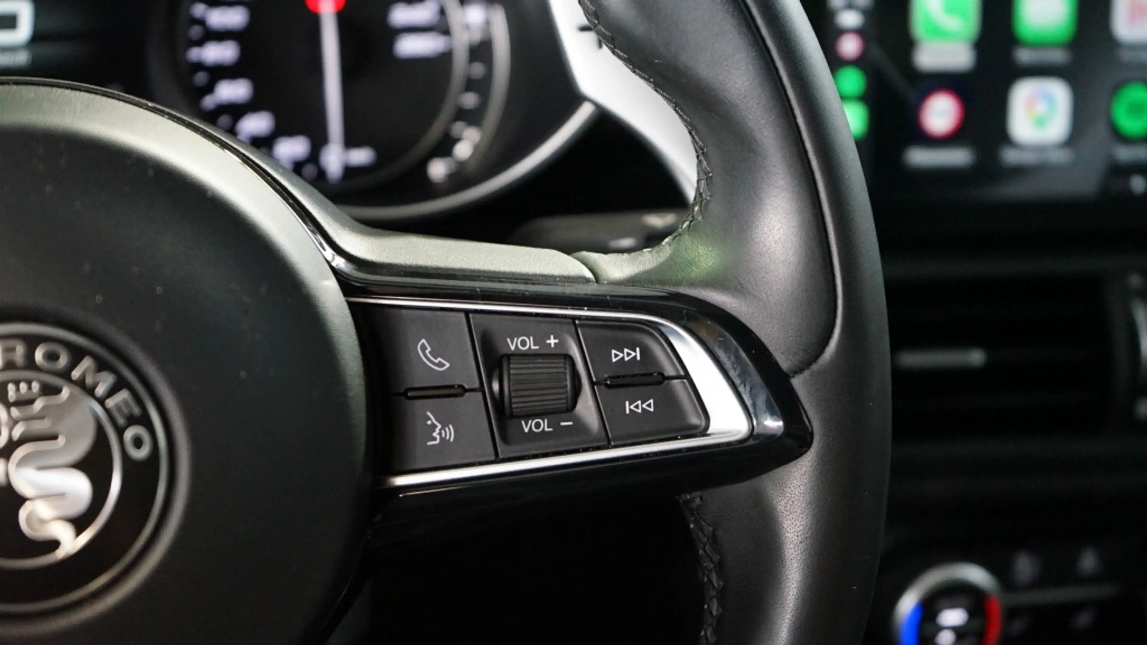 Alfa Romeo Giulia 2.0T TI | Flippers | Leer | H&K | Leder dash | Tre — photo 29