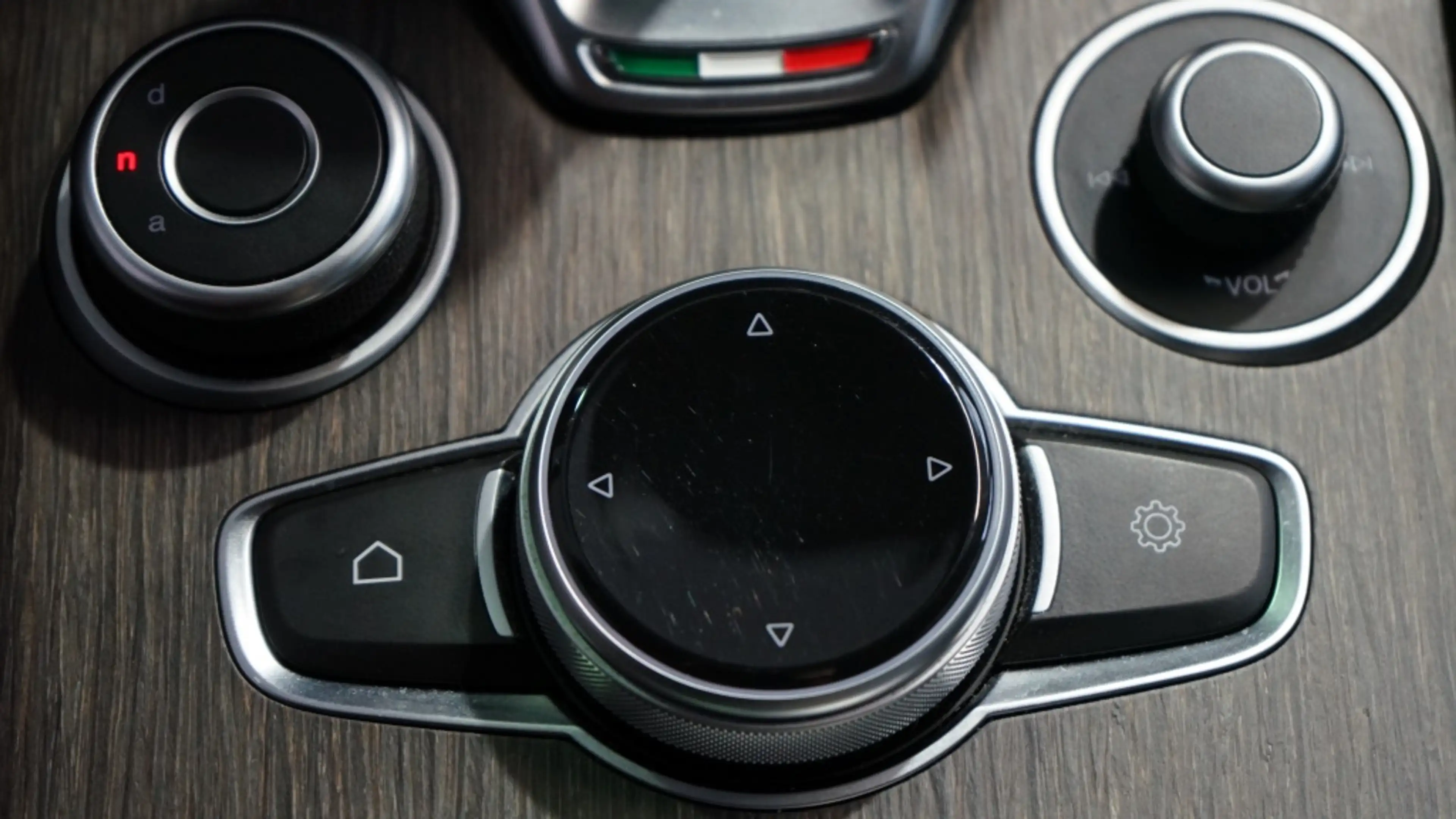Alfa Romeo Giulia 2.0T TI | Flippers | Leer | H&K | Leder dash | Tre — photo 38