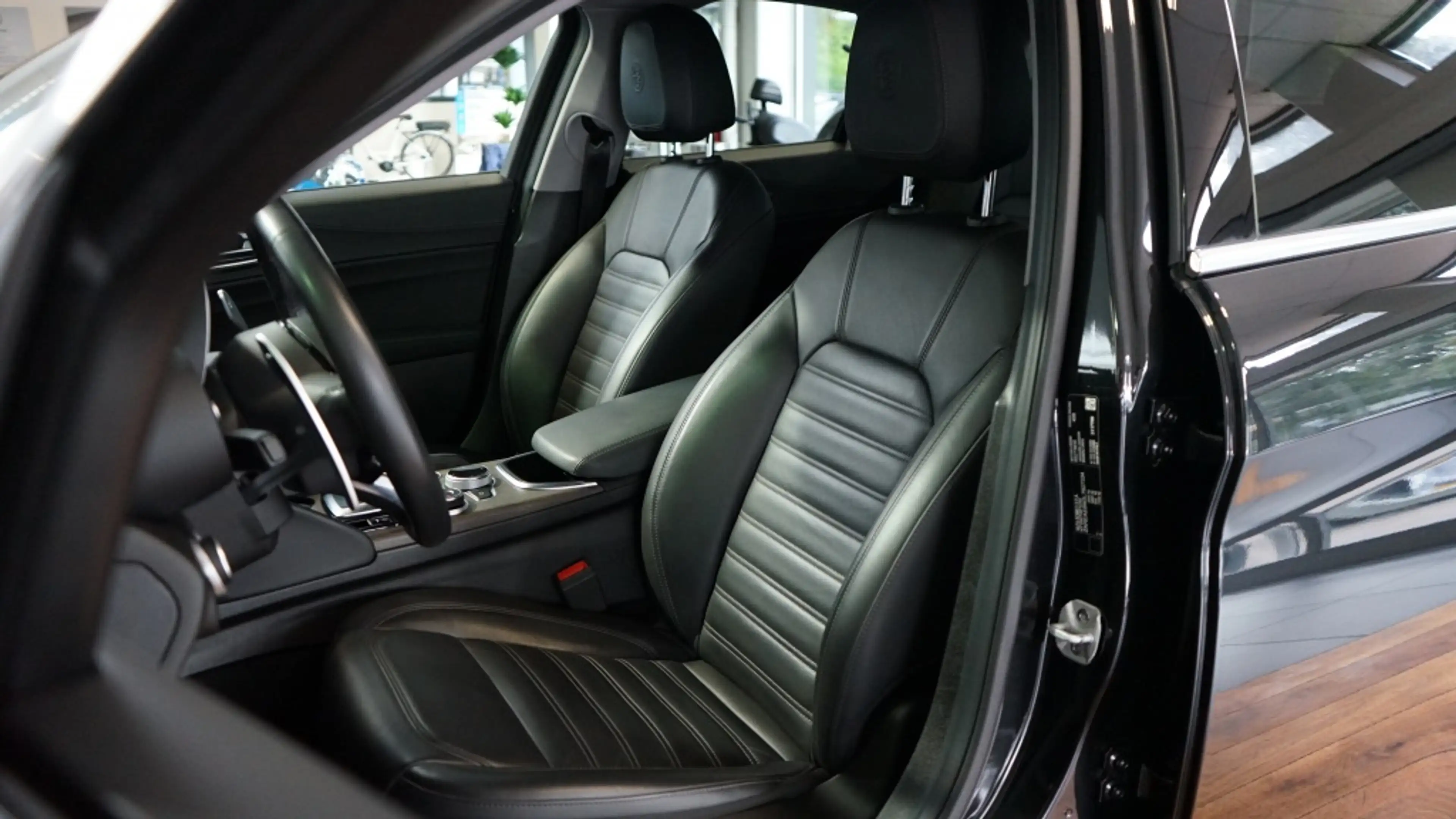 Alfa Romeo Giulia 2.0T TI | Flippers | Leer | H&K | Leder dash | Tre — photo 23