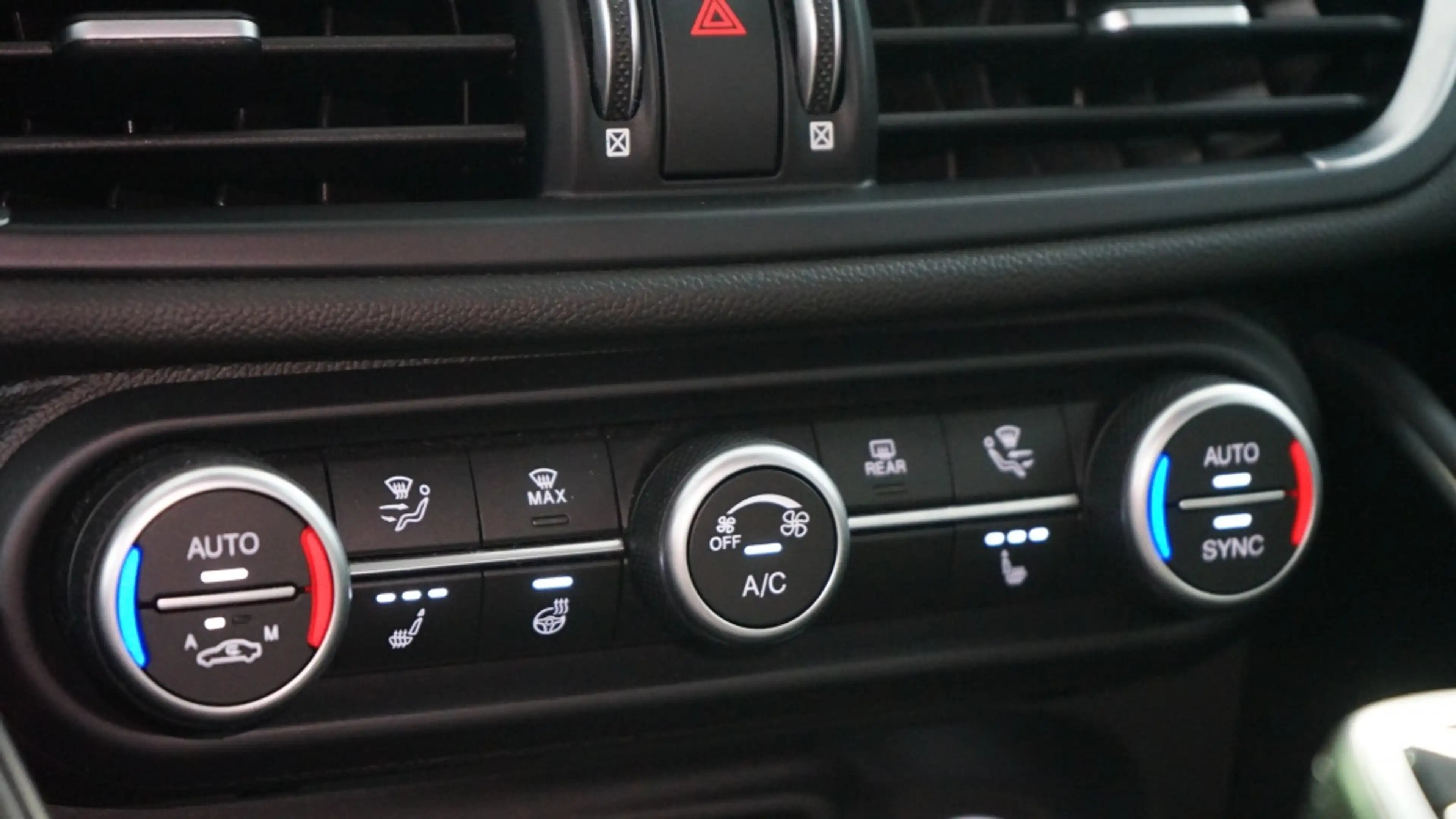 Alfa Romeo Giulia 2.0T TI | Flippers | Leer | H&K | Leder dash | Tre — photo 31