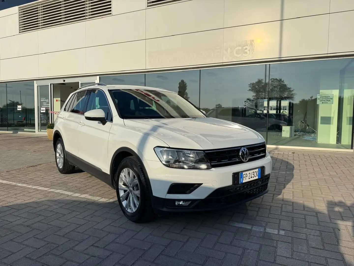 Volkswagen Tiguan 1.6 TDI Business BMT Wit - 1