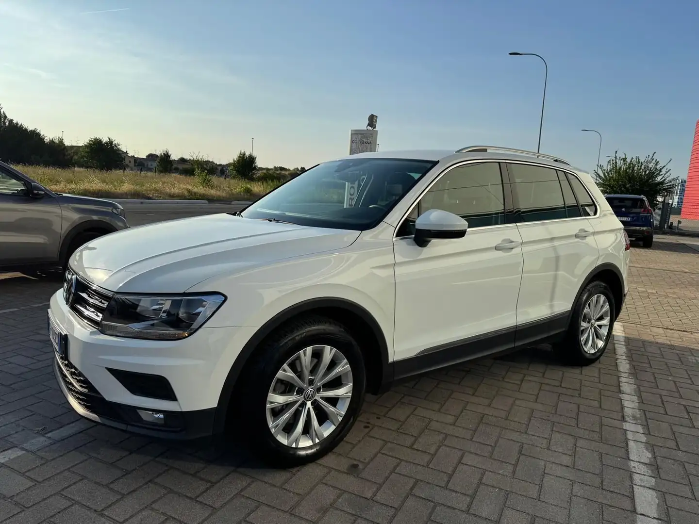 Volkswagen Tiguan 1.6 TDI Business BMT Wit - 2