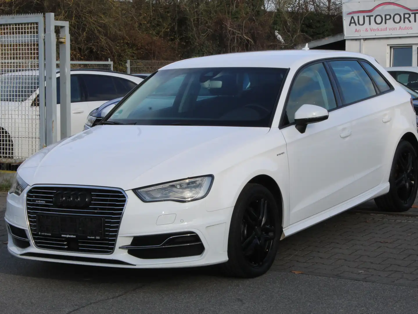 Audi A3 e-tron attraction Weiß - 1