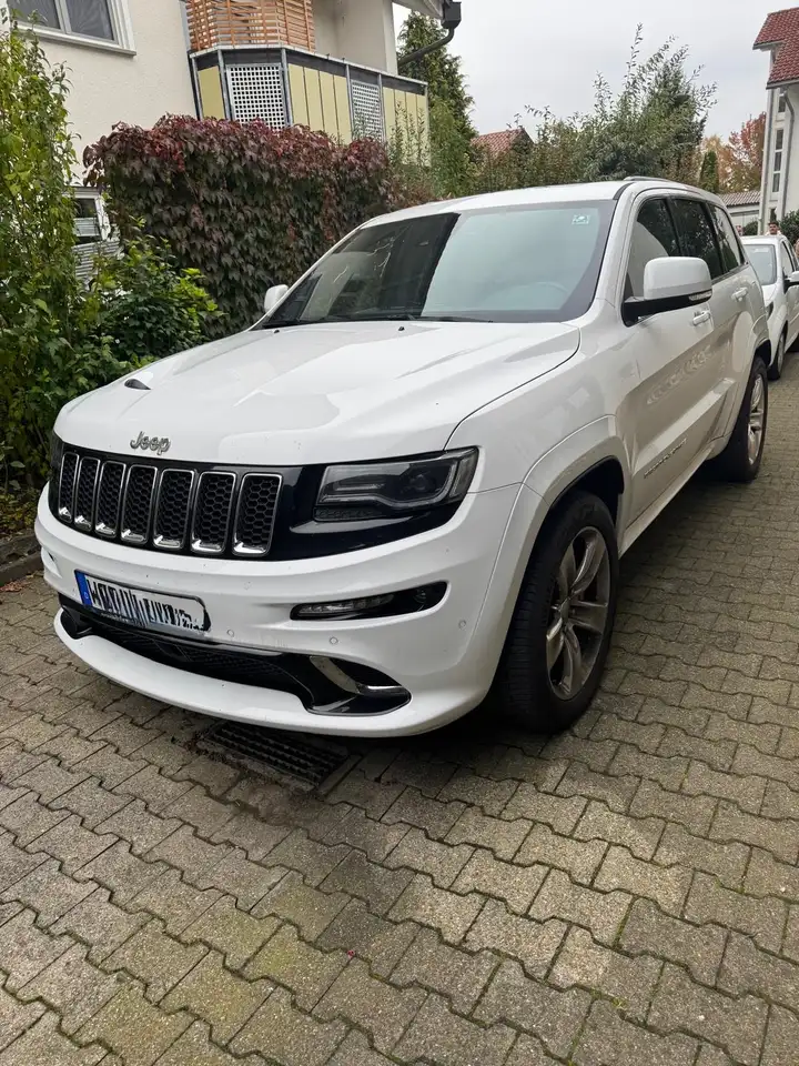 Jeep Grand Cherokee SRT — photo 1 of 7