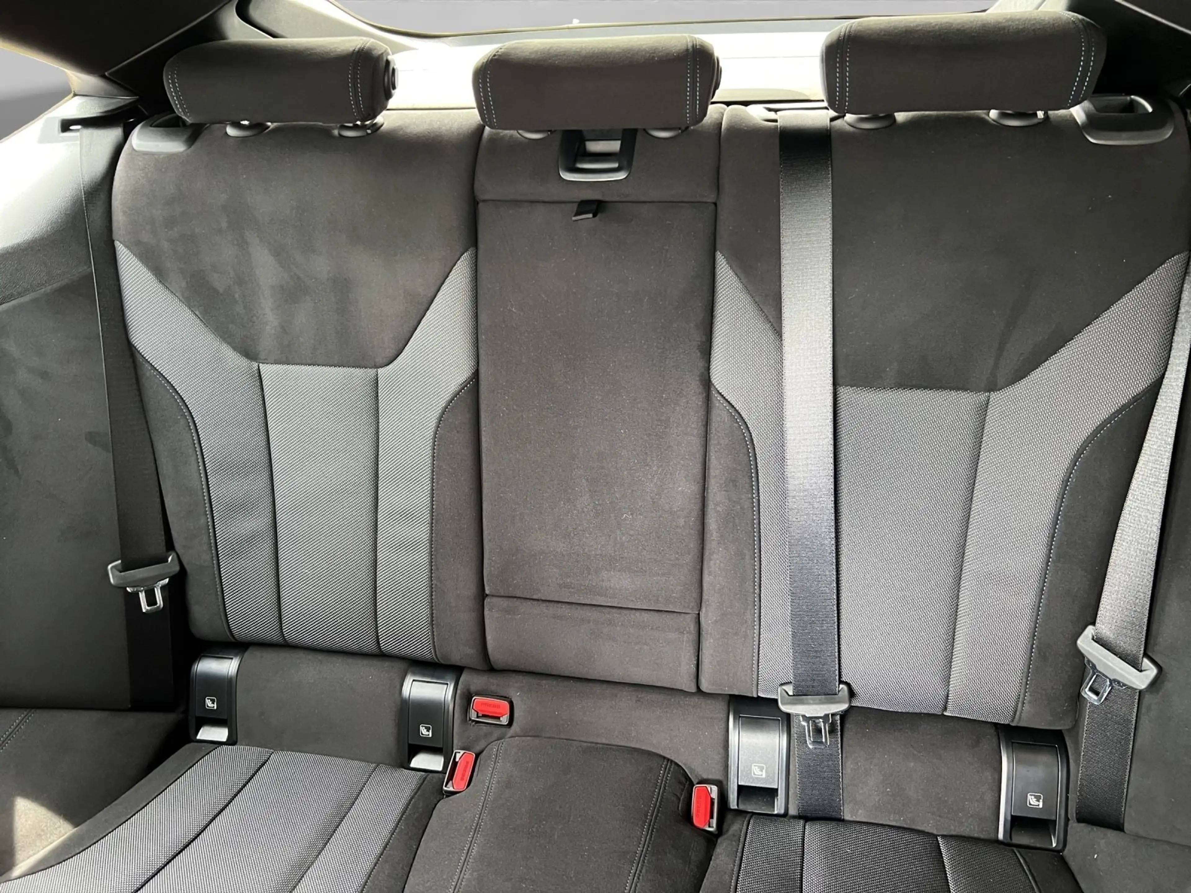 BMW i4 eDrive40 Gran Coupé M Sportpaket AHK HeadUp Drivin — photo 8