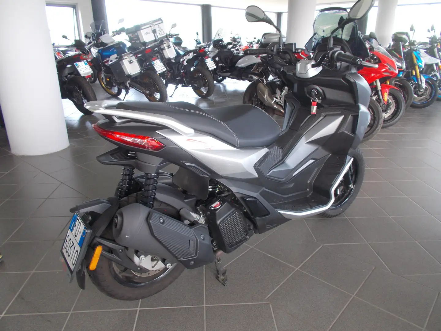Aprilia SR GT 125 Grigio - 2