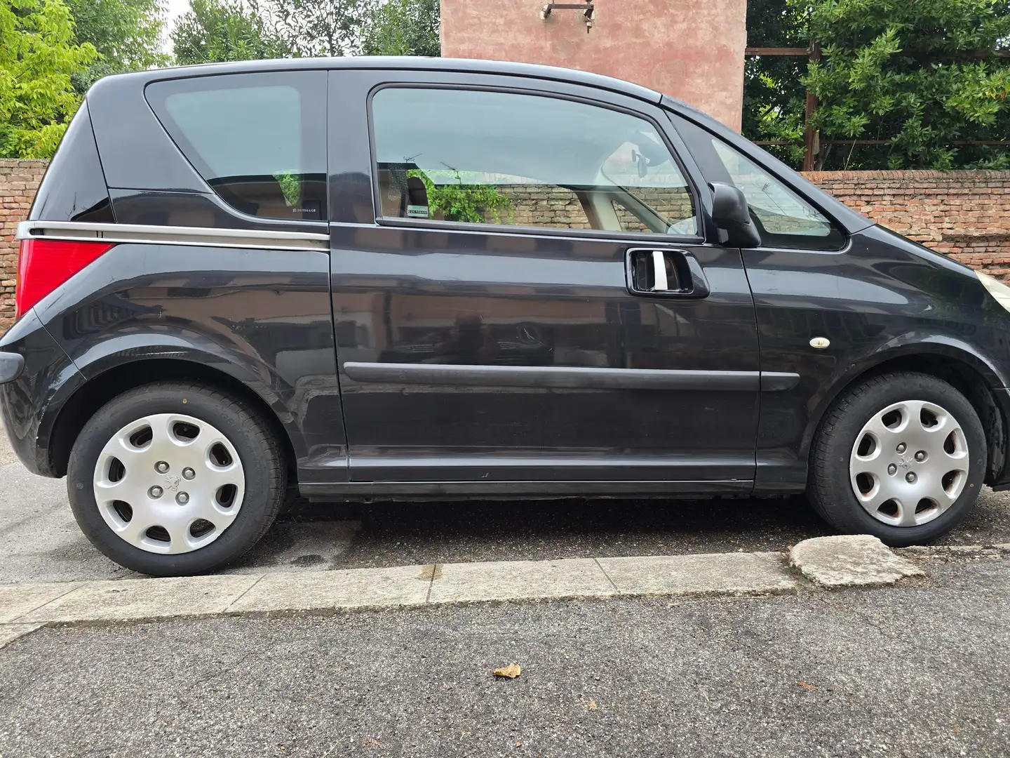 Peugeot 1007 10071.4 hdi Happy c/radio Nero - 2