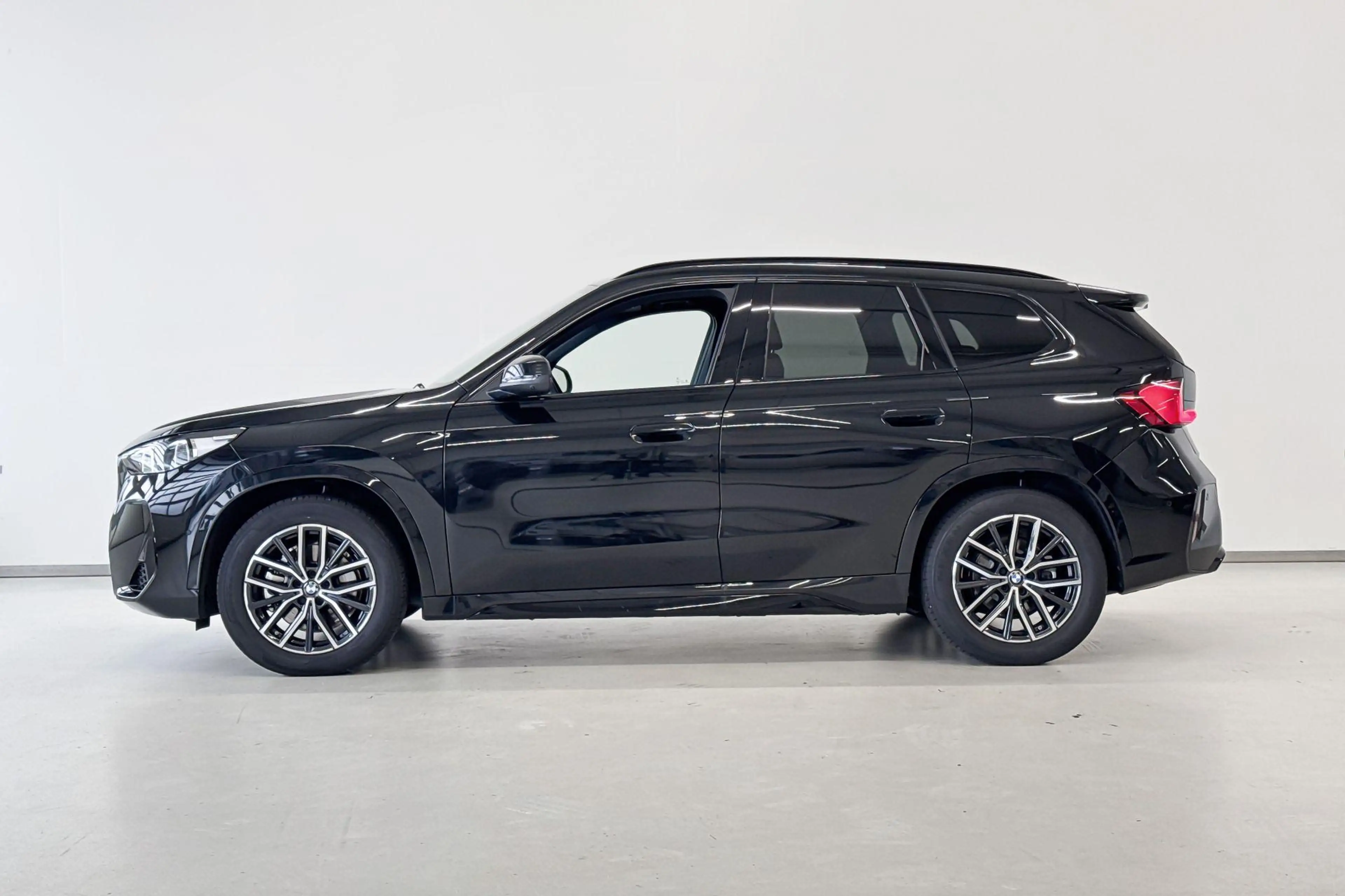 BMW iX1 xDrive30 67 kWh - Verwacht: november 2026 — photo 2