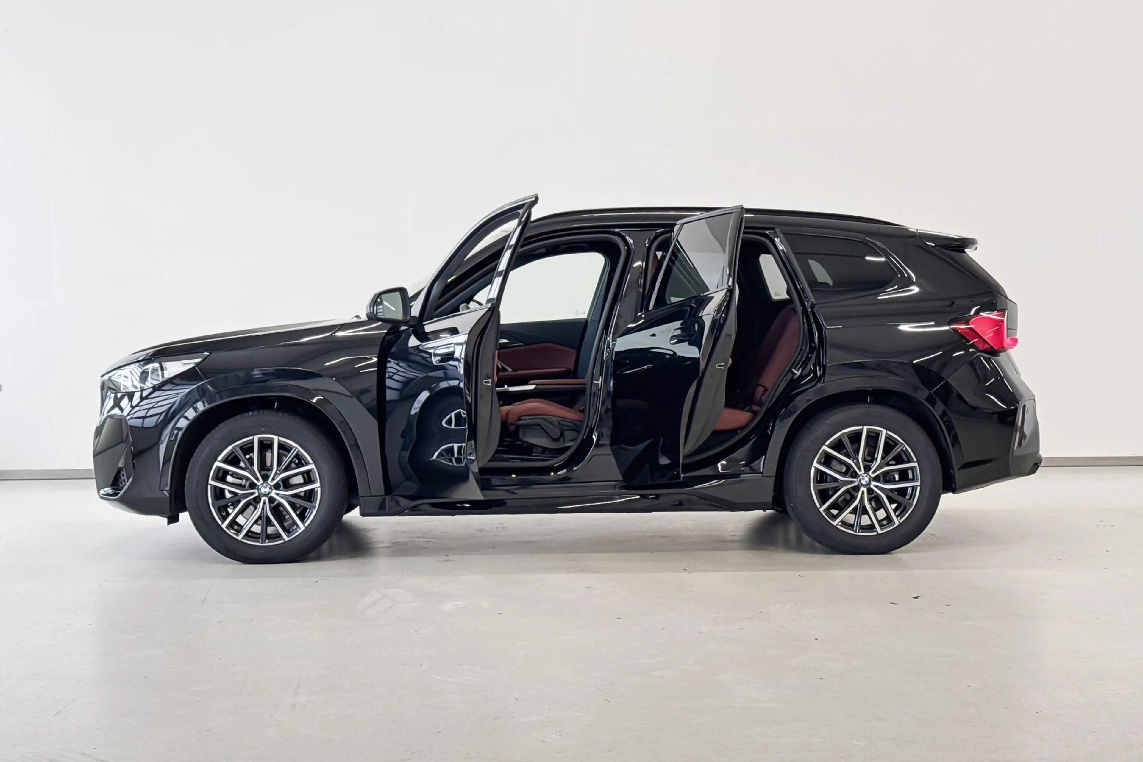 BMW iX1 xDrive30 67 kWh - Verwacht: november 2026 — photo 3
