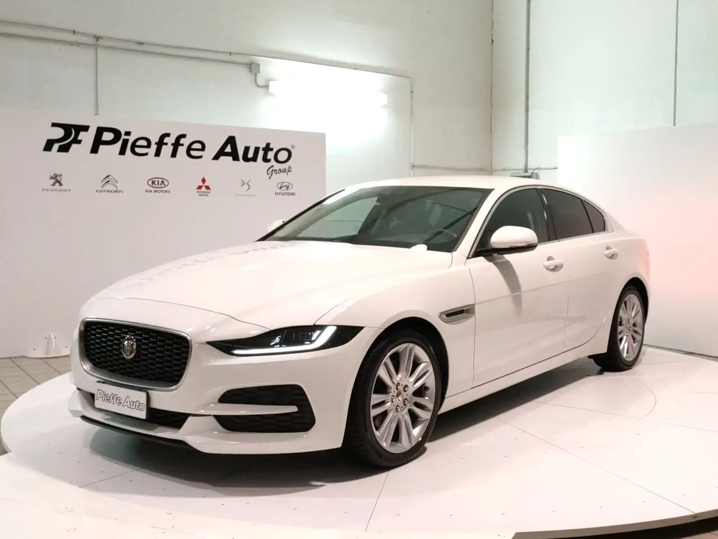 Jaguar XE (X760) - XE 2.0 D 180 CV aut. S Blanc - 1