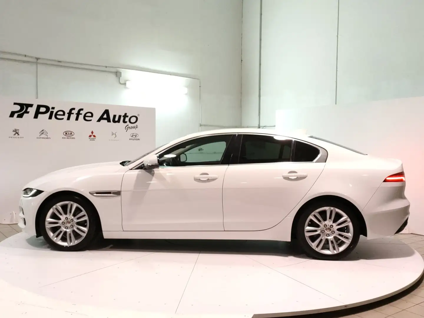 Jaguar XE (X760) - XE 2.0 D 180 CV aut. S Blanc - 2