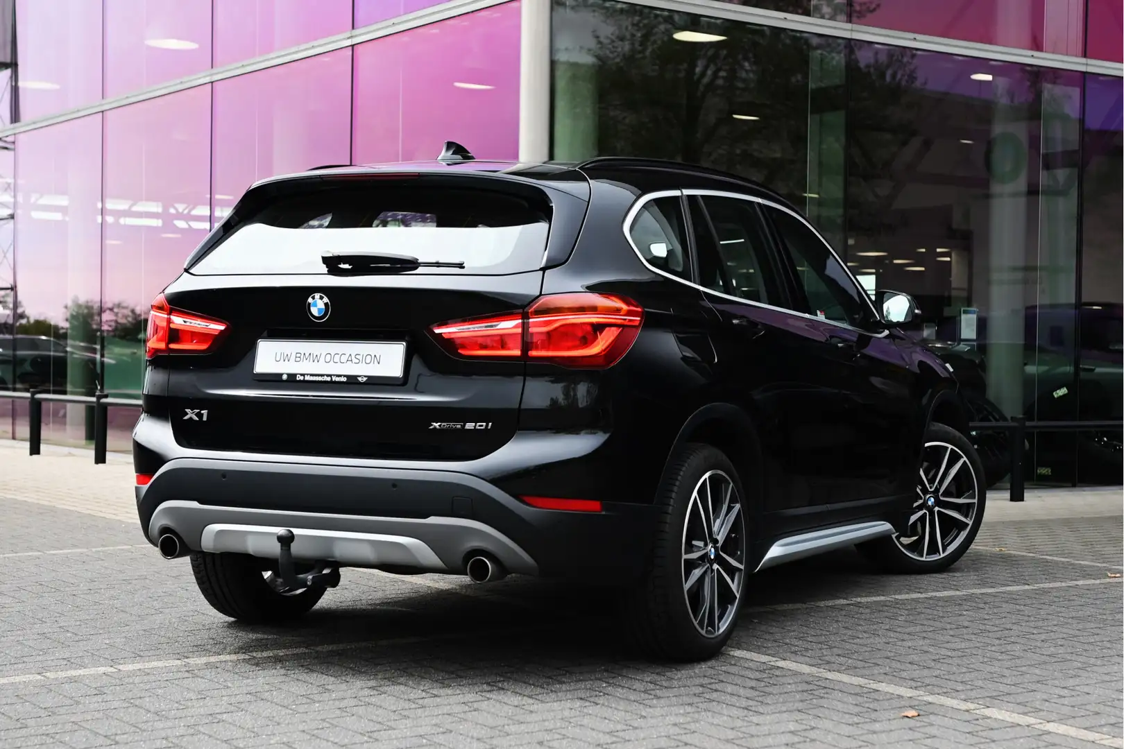 BMW X1 xDrive20i xLine Automaat / Sportstoelen / LED / Pa Schwarz - 2