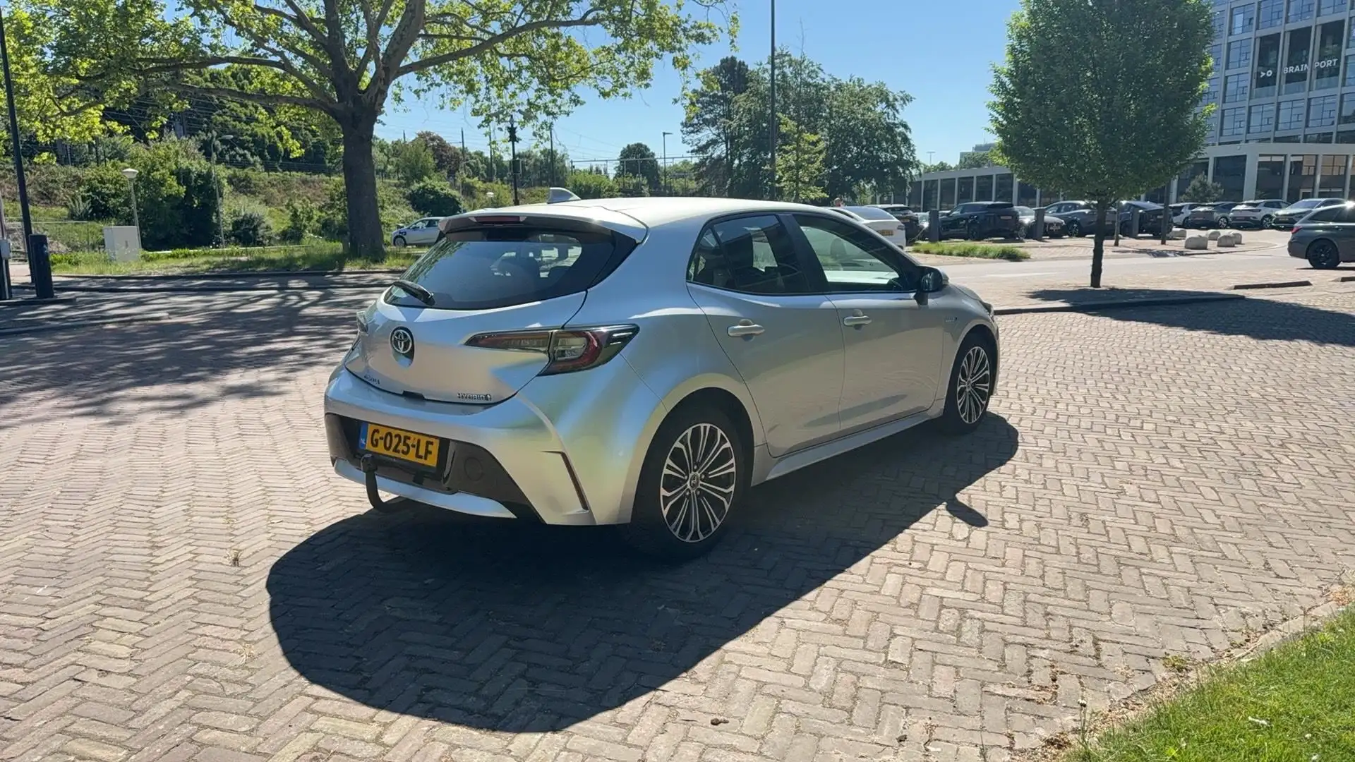 Toyota Corolla 1.8 98pk Hybrid Dynamic / Navigatie / Stoelverwarm Grijs - 2