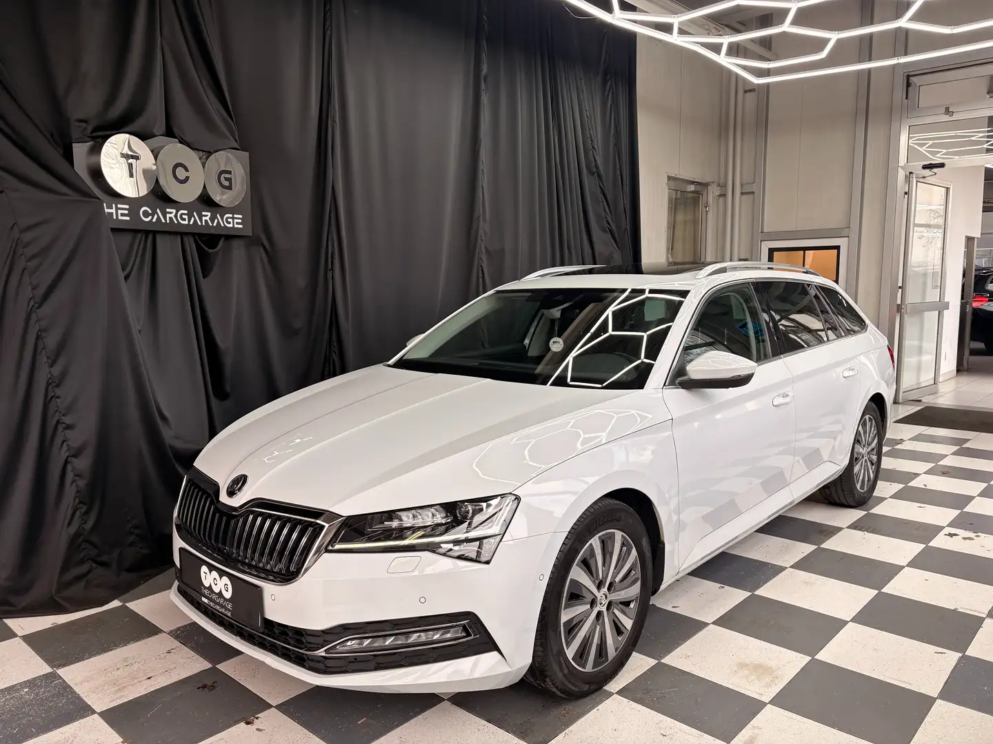 Skoda Superb Style 1 BESITZ Weiß - 1