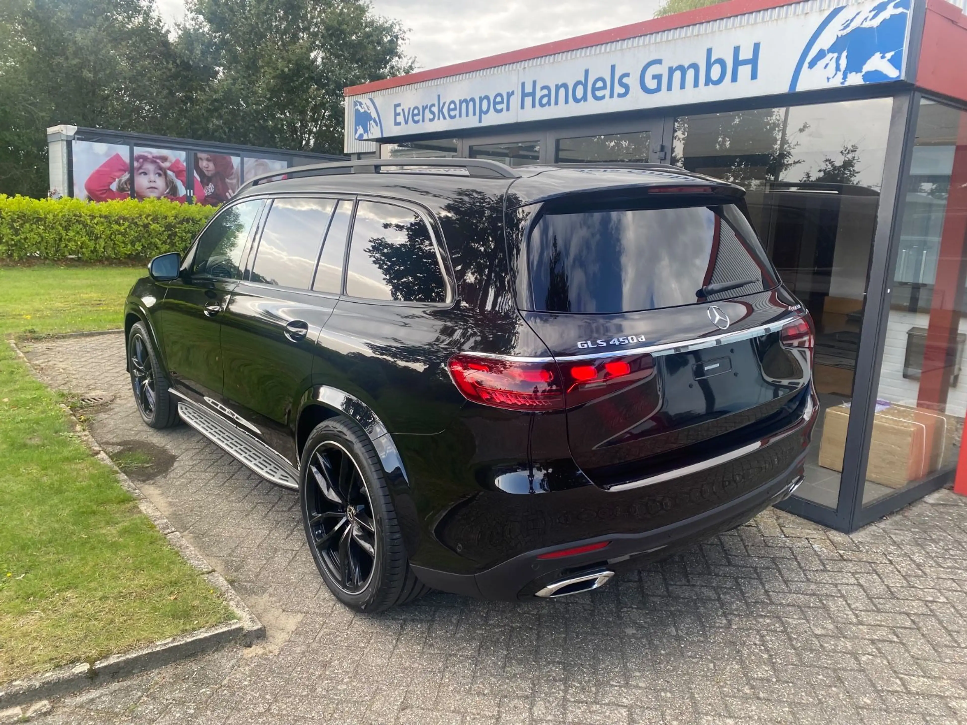 Mercedes-Benz GLS 450 d 4Matic/AMG-LINE/NIGHT/PANO/AHK — photo 4