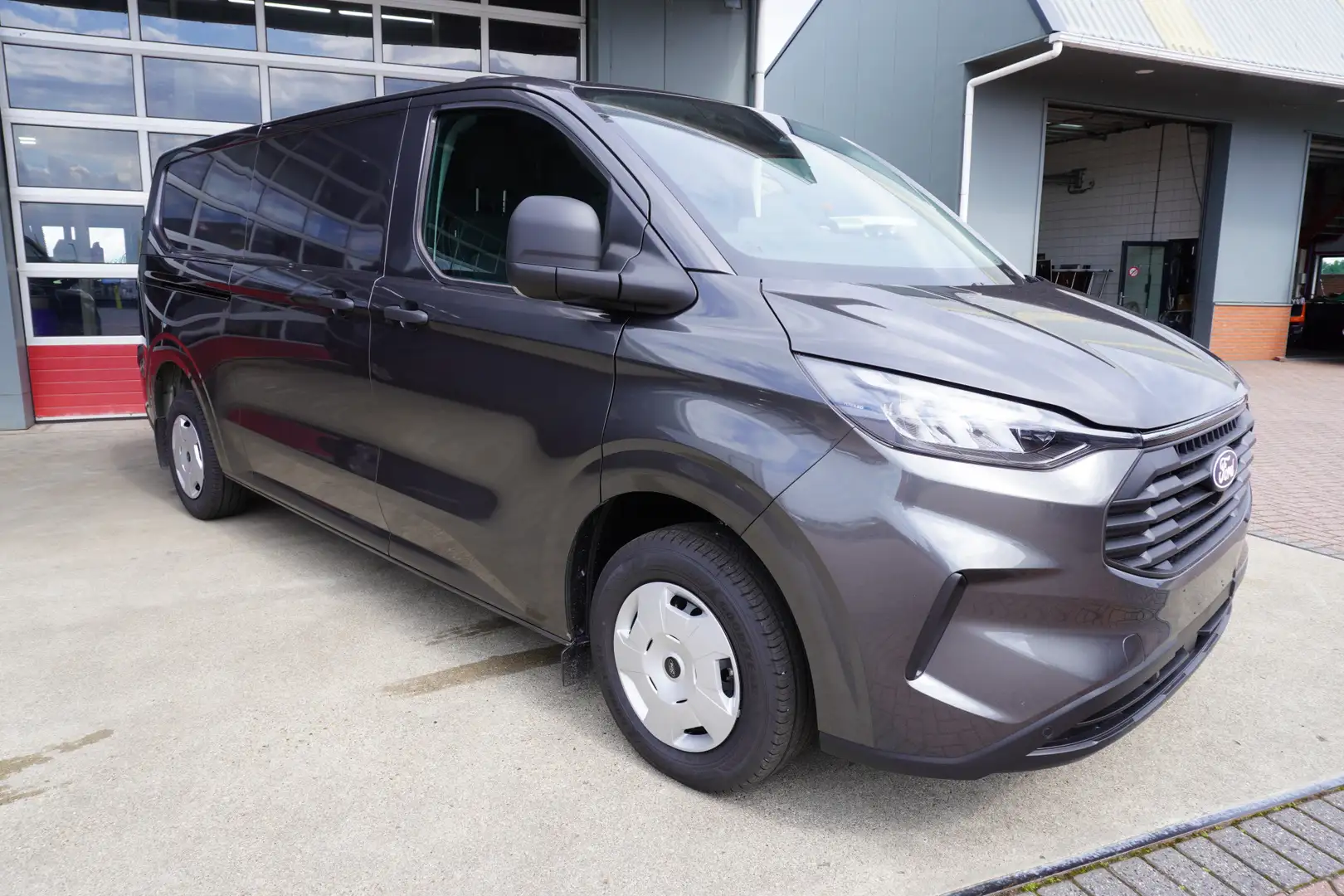 Ford Transit Custom 320L 2.0 TDCI 136PK L2H1 Trend Nieuw Model Nr. V03 Grijs - 2