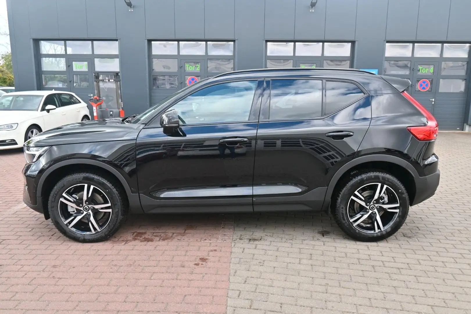 Volvo XC40 B4 DKG Plus Dark*STDHZG*PANO*360°*ACC Schwarz - 2