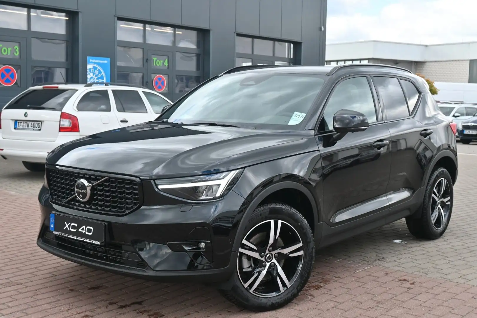 Volvo XC40 B4 DKG Plus Dark*STDHZG*PANO*360°*ACC Schwarz - 1