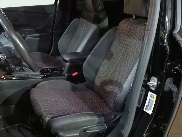 DS Automobiles DS 3 view 11