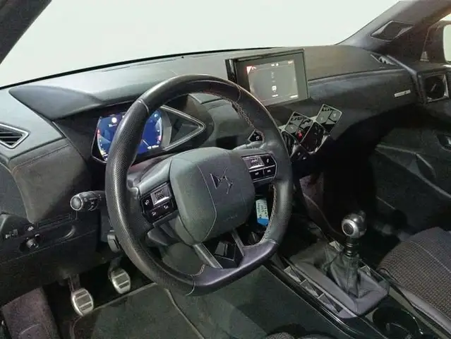 DS Automobiles DS 3 view 10