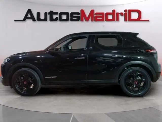 DS Automobiles DS 3 view 4