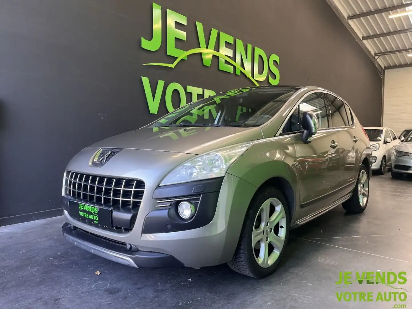Peugeot 3008 1.6 HDi110 FAP Féline Grau - 1