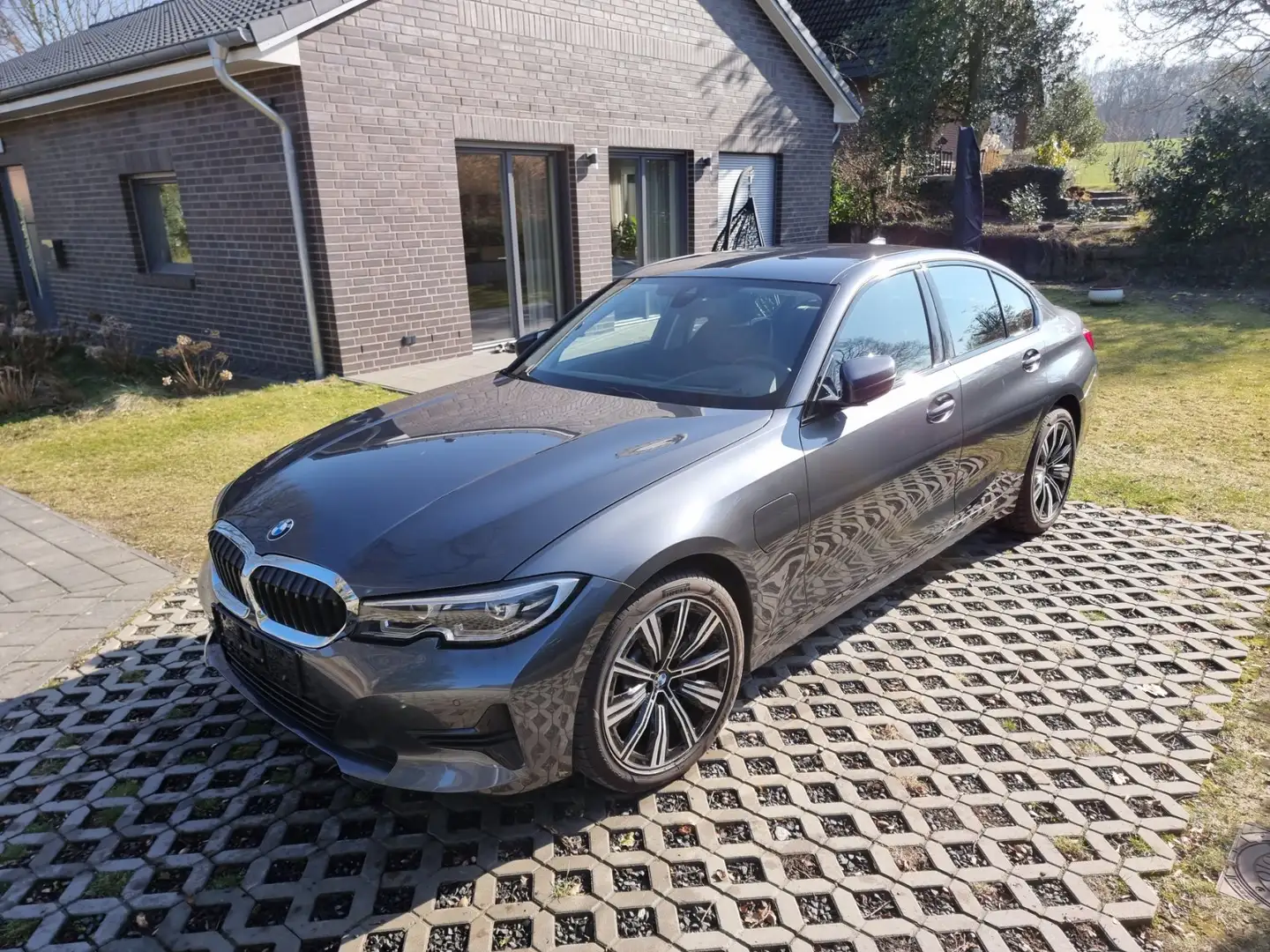 BMW 330 e Aut. Advantage Limousine, HUD, Kamera, HiFi, LED Gri - 1