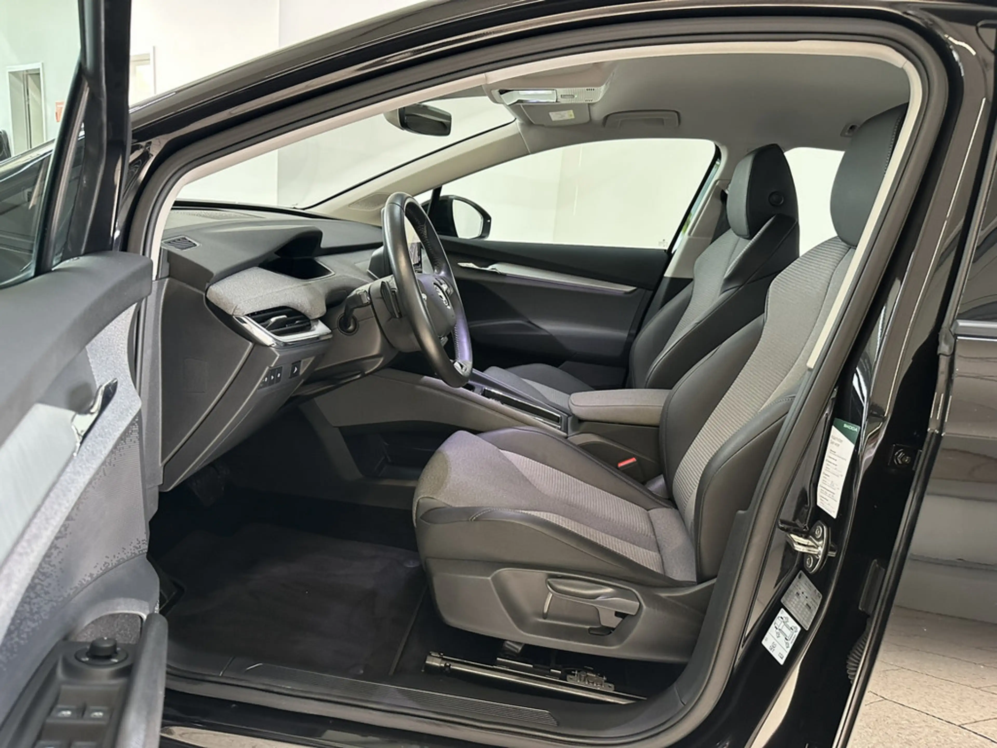 Skoda Enyaq iV 60 Loft PDC SHZ KAMERA NAVI LED — photo 11