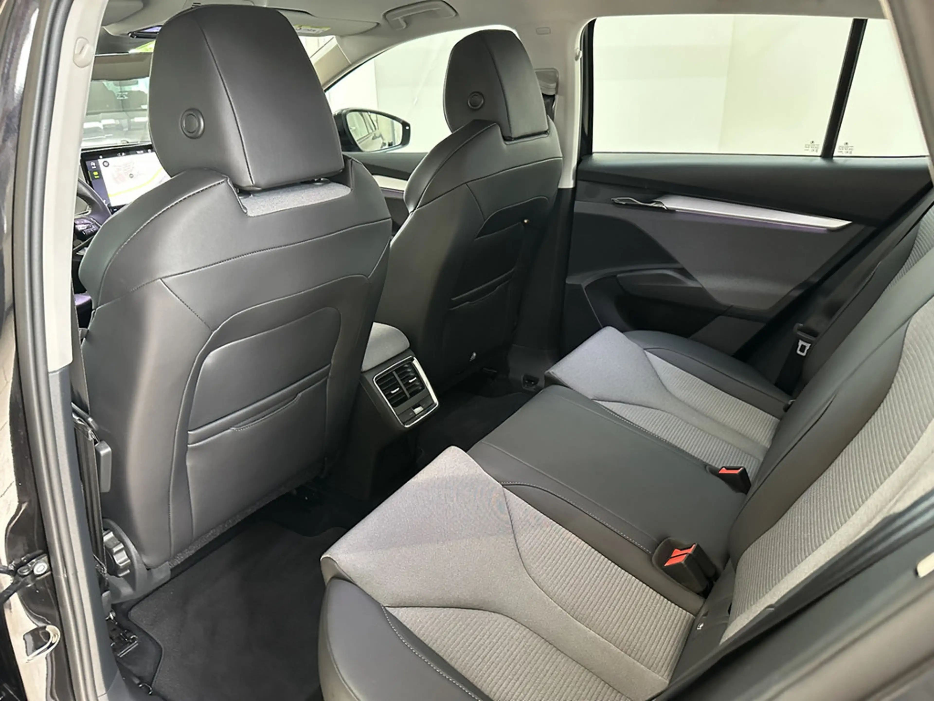 Skoda Enyaq iV 60 Loft PDC SHZ KAMERA NAVI LED — photo 15