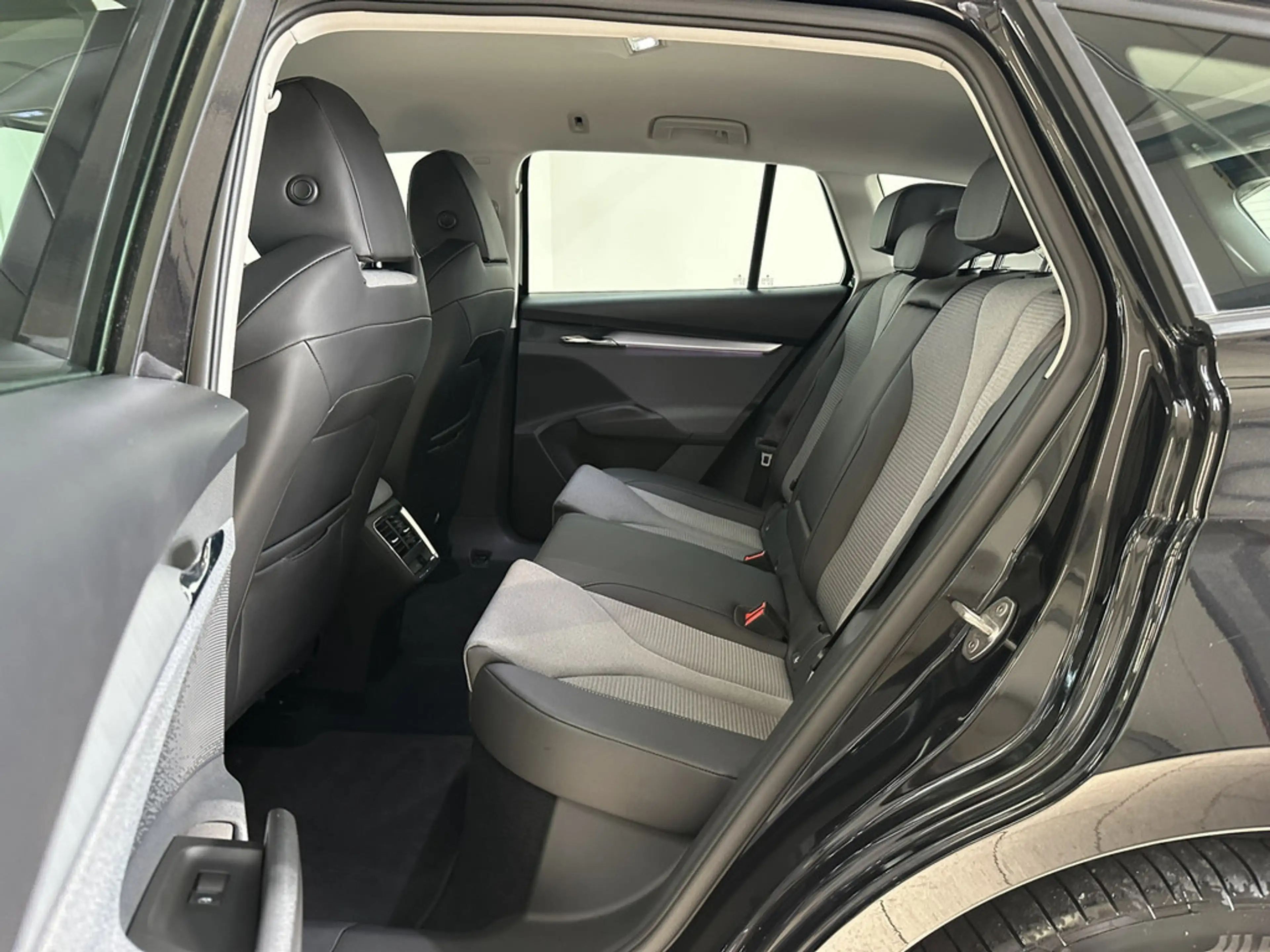 Skoda Enyaq iV 60 Loft PDC SHZ KAMERA NAVI LED — photo 14