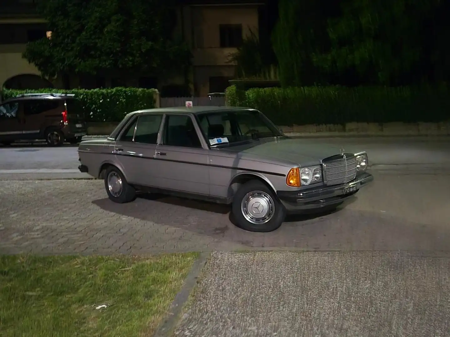 Mercedes-Benz 200 w123 Argent - 1